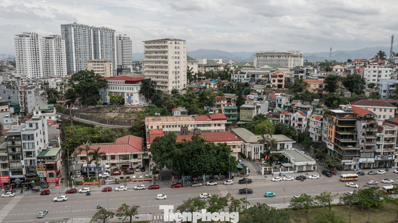 Một cán bộ đang công tác tại Bệnh viện cho biết, trước mắt một tòa nhà cao khoảng 15 tầng sẽ được xây dựng trên diện tích nằm tại đường Lê Thánh Tông. Cùng với đó, một cây cầu sẽ nối tòa nhà mới với cơ sở hiện đang có nằm trên phố Tuệ Tĩnh. Sau khi xây dựng tòa nhà mới, các tòa nhà cũ đã xuống cấp, không đảm bảo được chức năng sẽ được phá bỏ để xây dựng mới để đáp ứng nhu cầu khám, chữa bệnh của người dân.