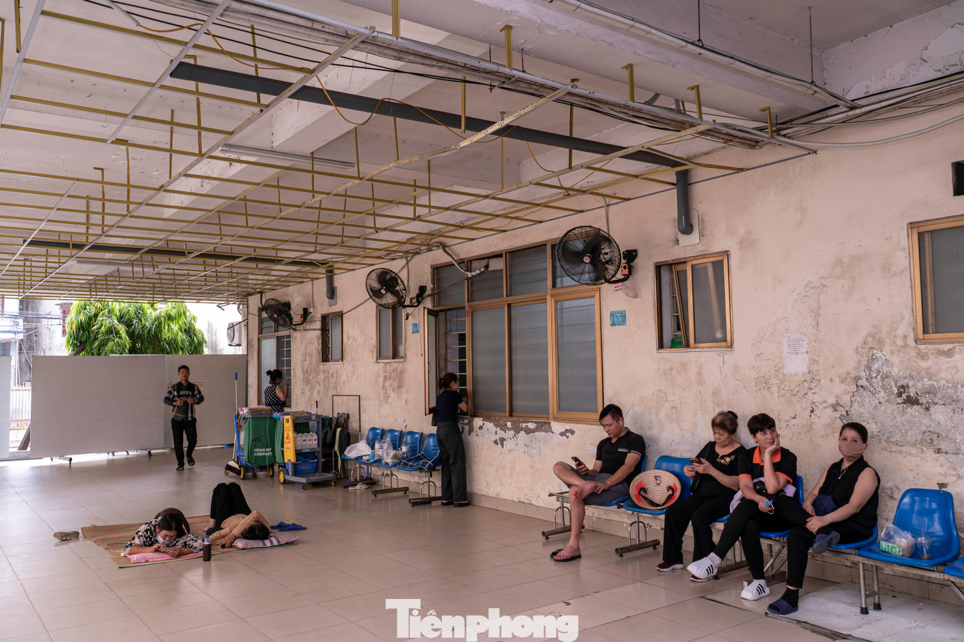 Ngoài ra, sau 23 năm hoạt động sau nhiều quá trình xây dựng chắp vá, thiếu đồng bộ, một số công trình đã có dấu hiệu xuống cấp, diện tích mặt bằng chật hẹp, các phân khu chức năng phân tán. Tất cả đang trở thành rào cản lớn cho việc nâng cao chất lượng khám, chữa bệnh.