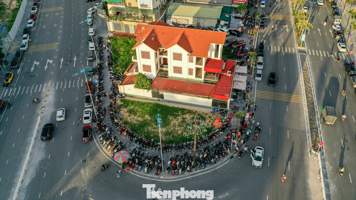 Trao đổi với Báo Tiền Phong, ông Nhâm Sỹ Thuộc, Phó chủ tịch UBND phường Hồng Hà, thừa nhận nhiều bãi xe không phép mọc lên do bãi tắm dài gần 1 km trong khi bãi đỗ xe theo quy hoạch lại nằm gần cuối bãi tắm. Ngoài ra, vị Phó chủ tịch phường Hồng Hà cho biết hai bãi đỗ xe có sử dụng vé trông giữ phương tiện của Công ty TNHH Tuấn Tú đều đã được chính quyền TP Hạ Long cho phép.