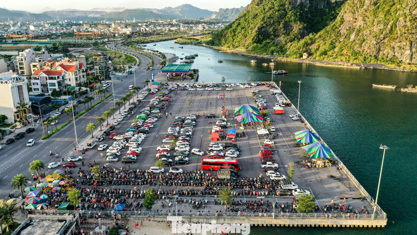 Theo tìm hiểu, số vé tại những bãi xe chiếm dụng vỉa hè đều giống với vé trông giữ phương tiện tại điểm đỗ xe duy nhất nằm tại cuối bãi tắm.