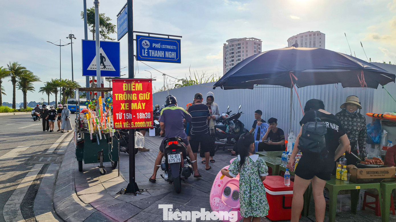 Đến khoảng 17h chiều, các bãi đỗ xe trước cửa trường liên cấp Lê Thánh Tông và cuối đường Lê Thanh Nghị đã chật kín phương tiện đến gửi.