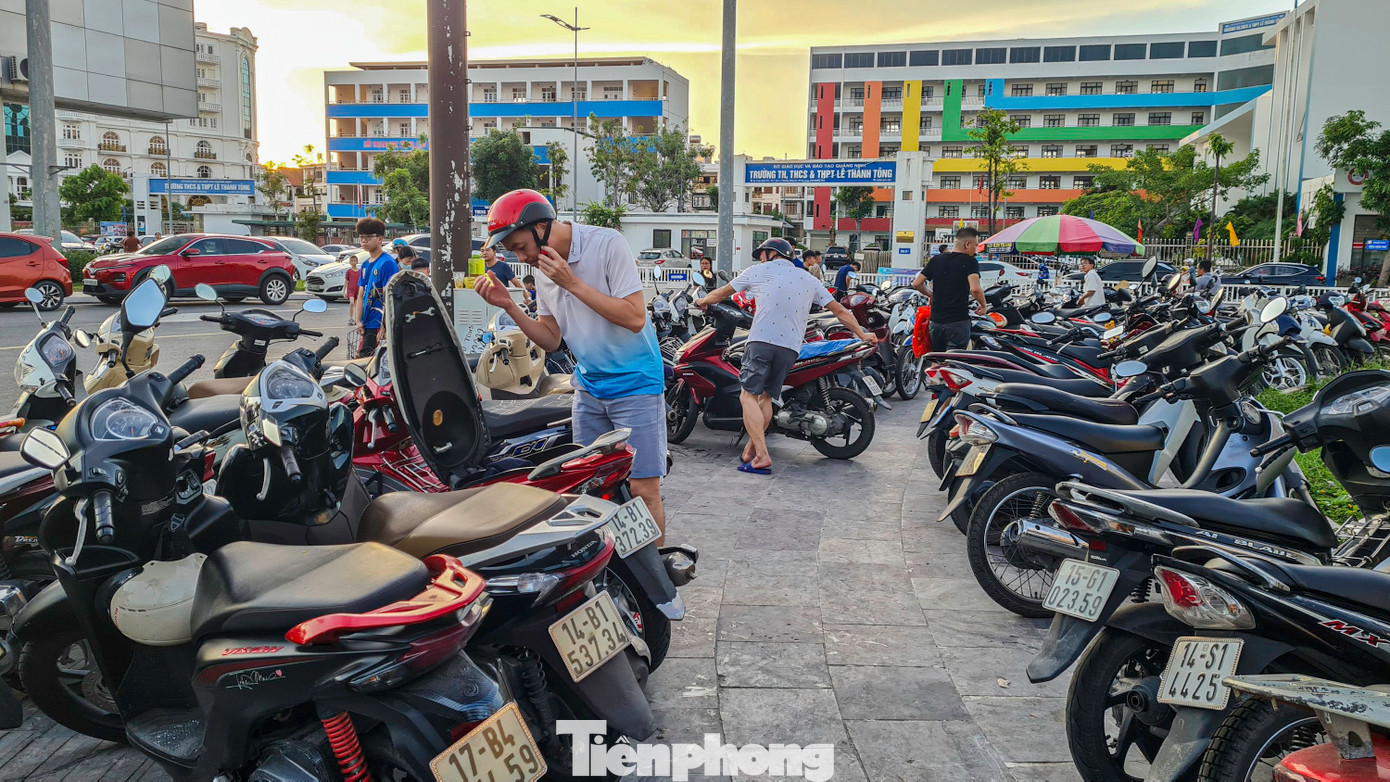 Theo người dân sinh sống gần bãi tắm, hàng ngày có hàng nghìn phương tiện đổ về các bãi xe dọc bãi tắm. Tình trạng chiếm dụng vỉa hè làm bãi đỗ xe cũng kéo dài trong nhiều năm đổ về đây.