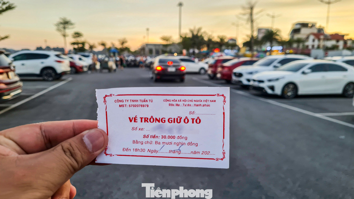 Điều đáng nói, tại một số bãi đỗ xe đều sử dụng chung vé trông giữ phương tiện của Công ty TNHH Tuấn Tú (không rõ địa chỉ công ty ở đâu). Trên vé xe phát cho chủ phương tiện cũng không ghi số vé hay thời gian phát hành vé.