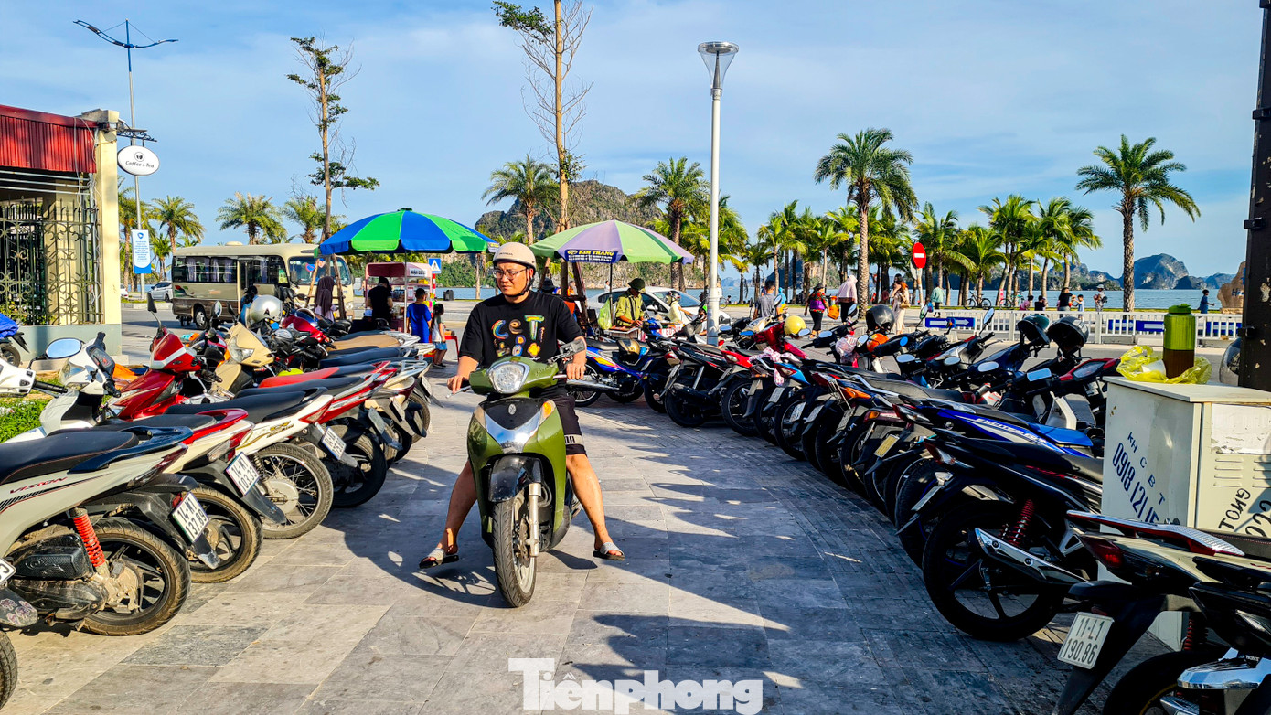 Tuy nhiên, khi PV thắc mắc về đơn vị trông giữ xe sử dụng vé tự in mà không phải vé điện tử được phát hành từ cơ quan thuế, ông Thuộc thừa nhận và nói công ty Tuấn Tú sử dụng vé tự in do máy in vé của cơ quan thuế bị hỏng.