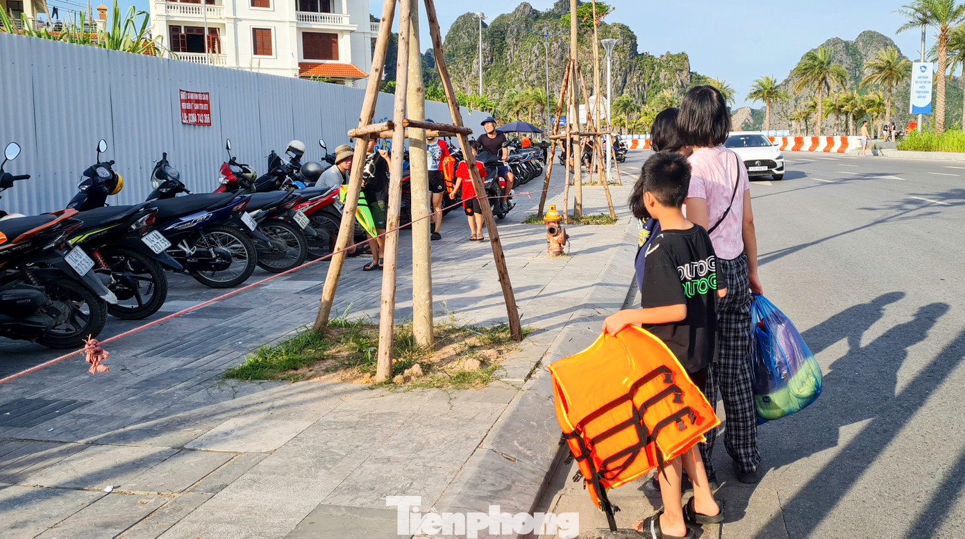 Do vỉa hè bị quây kín làm bãi đỗ xe nên người đi bộ phải di chuyển xuống lòng đường gây mất an toàn giao thông.