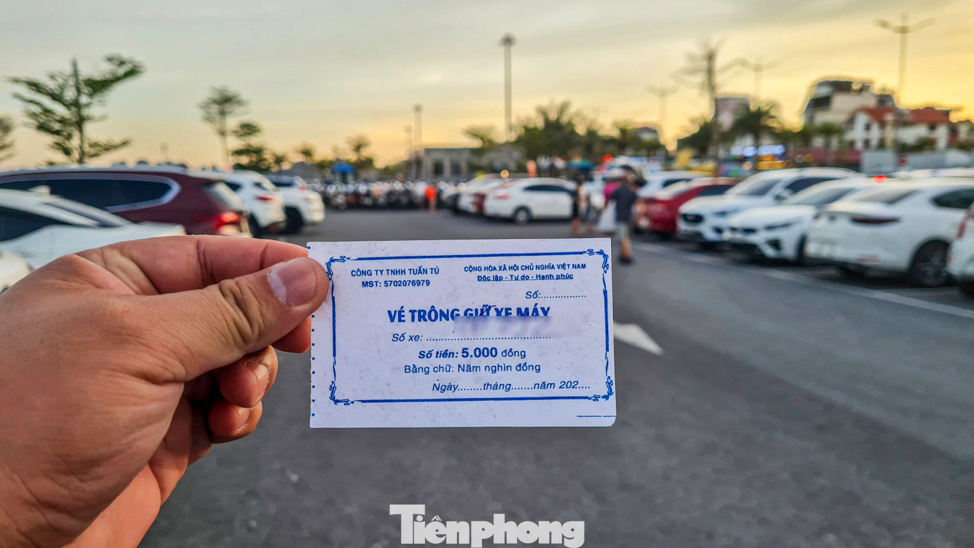 Điều đáng nói, tại một số bãi đỗ xe đều sử dụng chung vé trông giữ phương tiện của Công ty TNHH Tuấn Tú (không rõ địa chỉ công ty ở đâu). Trên vé xe phát cho chủ phương tiện cũng không ghi số vé hay thời gian phát hành vé.