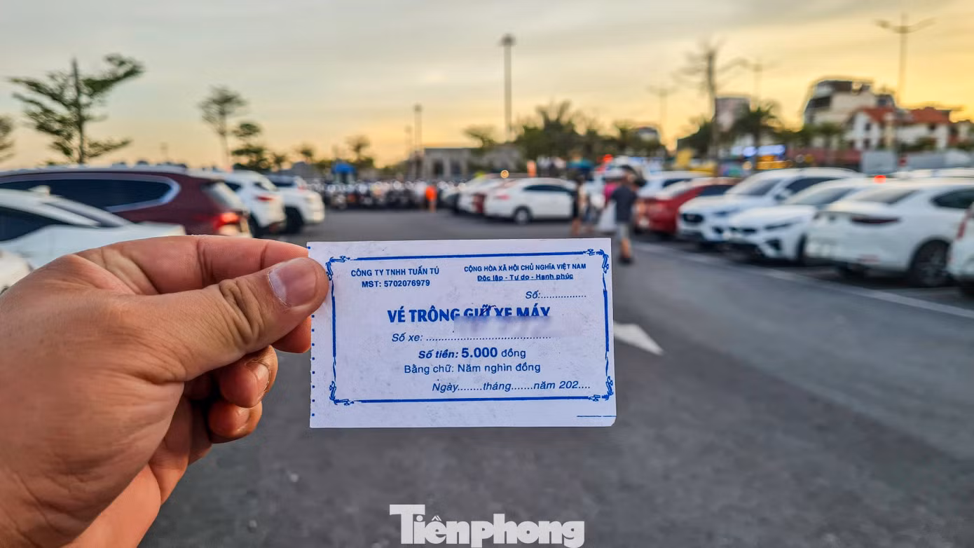 Điều đáng nói, tại một số bãi đỗ xe đều sử dụng chung vé trông giữ phương tiện của Công ty TNHH Tuấn Tú (không rõ địa chỉ công ty ở đâu). Trên vé xe phát cho chủ phương tiện cũng không ghi số vé hay thời gian phát hành vé.