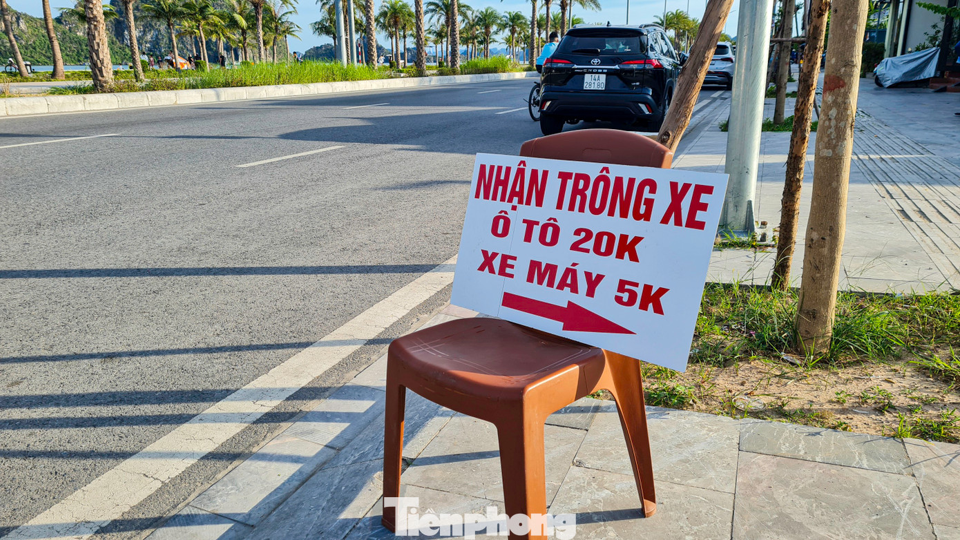 Giá gửi xe ở đây trong khoảng 5.000 - 20.000 với xe máy hoặc ôtô.