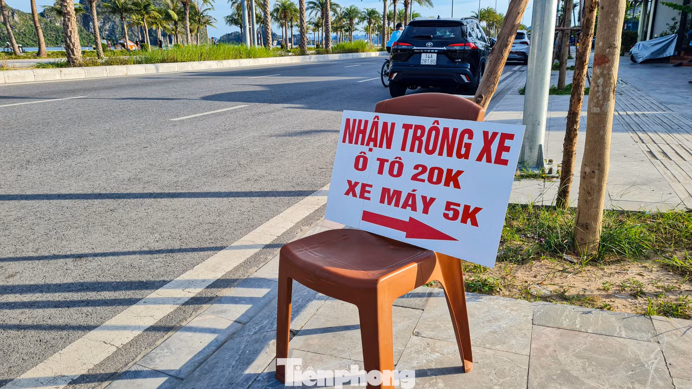 Giá gửi xe ở đây trong khoảng 5.000 - 20.000 với xe máy hoặc ôtô.