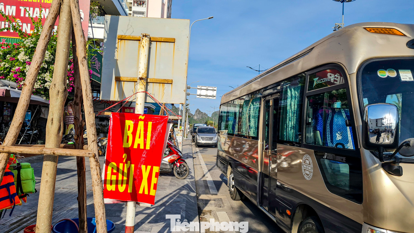Trước việc phương tiện cá nhân đổ về đây, nhiều bãi trông giữ xe tự phát đã mọc lên trên dọc tuyến đường dài khoảng 900 mét đối diện bãi tắm.