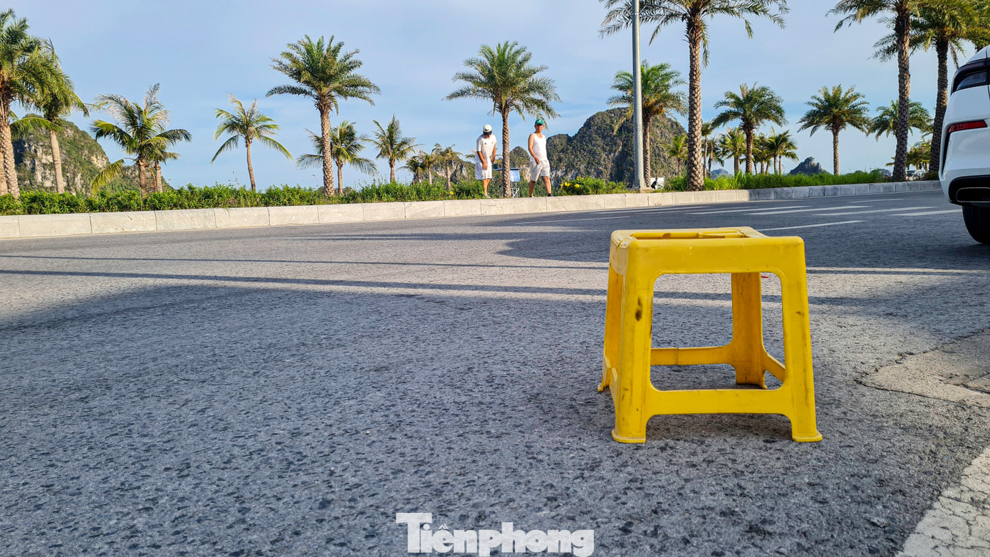 Tại một vị trí khác, những chiếc ghế nhựa và cọc bê tông được đặt ngay xuống lòng đường để "giữ chỗ" nhằm ngăn cản phương tiện ôtô dừng đỗ trong khi khu vực này không có biển báo cấm dừng đỗ.