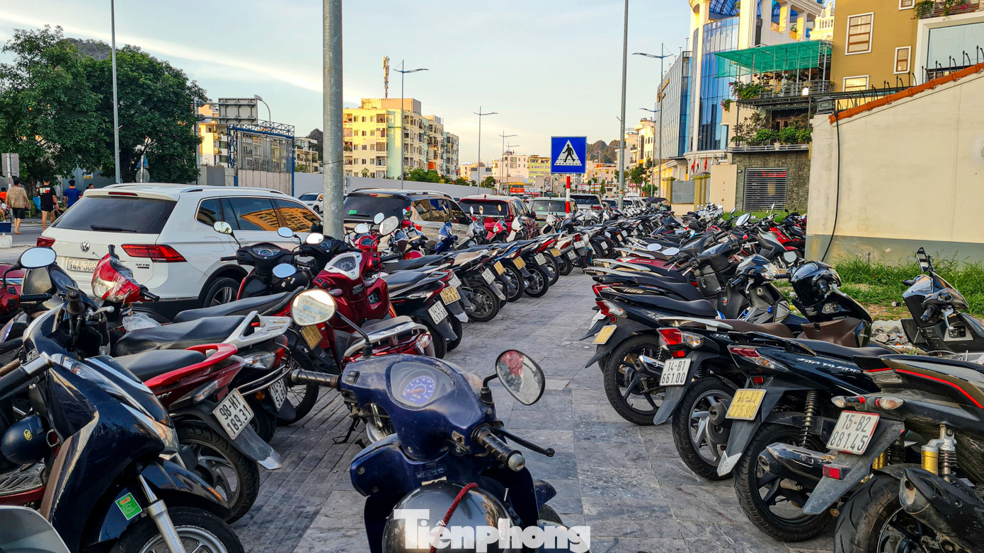 Đến khoảng 17h chiều, các bãi đỗ xe trước cửa trường liên cấp Lê Thánh Tông và cuối đường Lê Thanh Nghị đã chật kín phương tiện đến gửi.