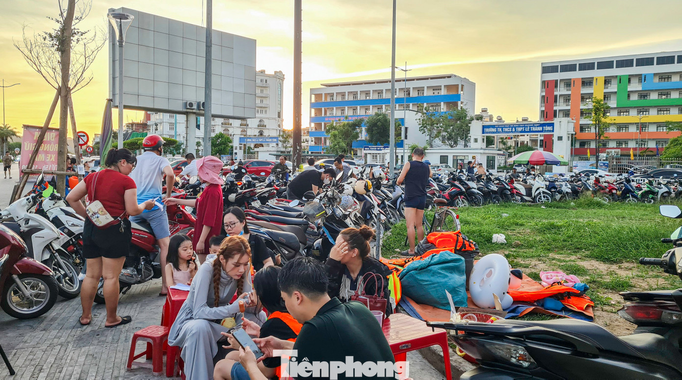 Đến khoảng 17h chiều, các bãi đỗ xe trước cửa trường liên cấp Lê Thánh Tông và cuối đường Lê Thanh Nghị đã chật kín phương tiện đến gửi.