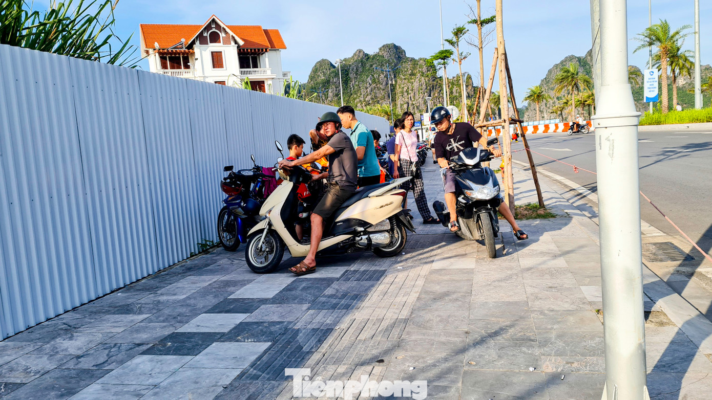 Ghi nhận của Báo Tiền Phong, khoảng 16h chiều hàng ngày, một số đoạn vỉa hè được quây dây toàn bộ để phục vụ làm bãi gửi xe.