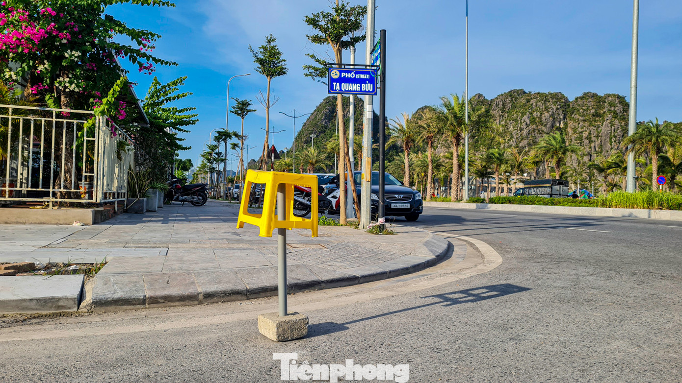 Tại một vị trí khác, những chiếc ghế nhựa và cọc bê tông được đặt ngay xuống lòng đường để "giữ chỗ" nhằm ngăn cản phương tiện ôtô dừng đỗ trong khi khu vực này không có biển báo cấm dừng đỗ.