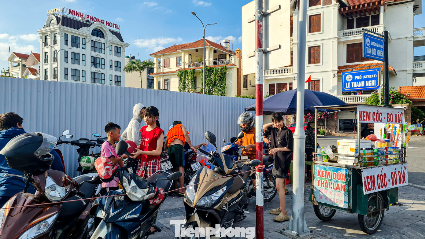 Việc nhiều bãi gửi xe mọc lên chiếm dụng vỉa hè gây mất mỹ quan đô thị. Ngoài ra, vé gửi xe không được sử dụng theo mẫu của cơ quan thuế phát hành gây thất thoát cho ngân sách nhà nước.