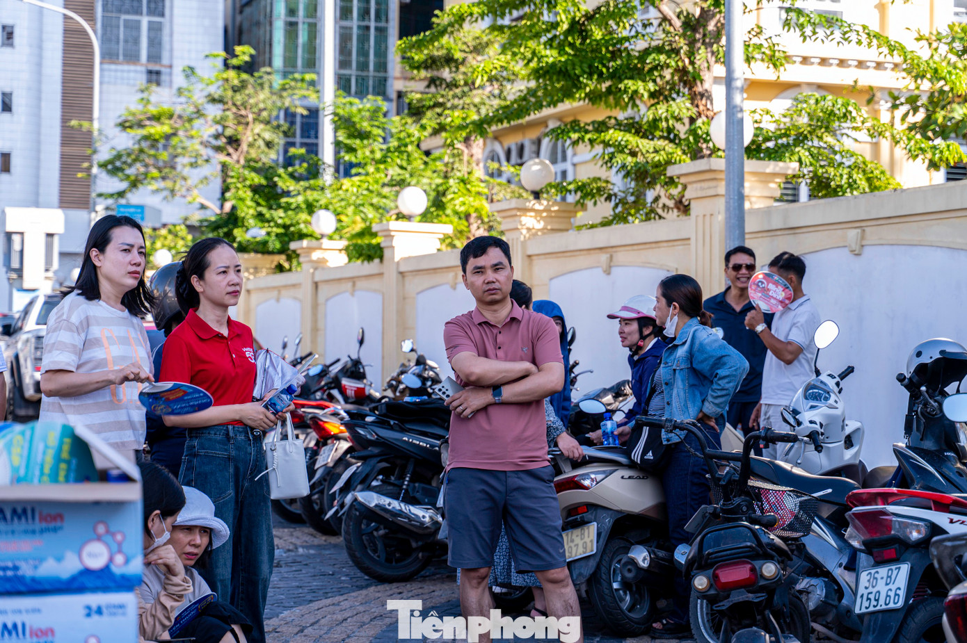 Các phụ huynh chia sẻ, trước kỳ thi, gia đình đều nói chuyện vui vẻ, thoải mái để không tạo ra áp lực cho con cái để đi thi với tâm trạng thoải mái nhất. Nhưng ở vị trí phụ huynh ngồi chờ con thi ngoài cổng trường, nhiều phụ huynh thú nhận. “Đứng đợi con bên ngoài còn hồi hộp hơn con mình thi, nhiều khi động viên nhau nhưng chính phụ huynh lại là người bị áp lực nhất”.