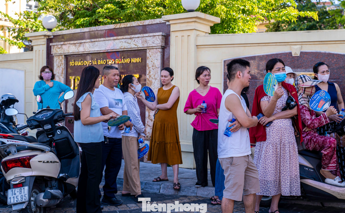 Các phụ huynh chia sẻ, trước kỳ thi, gia đình đều nói chuyện vui vẻ, thoải mái để không tạo ra áp lực cho con cái để đi thi với tâm trạng thoải mái nhất. Nhưng ở vị trí phụ huynh ngồi chờ con thi ngoài cổng trường, nhiều phụ huynh thú nhận. “Đứng đợi con bên ngoài còn hồi hộp hơn con mình thi, nhiều khi động viên nhau nhưng chính phụ huynh lại là người bị áp lực nhất”.