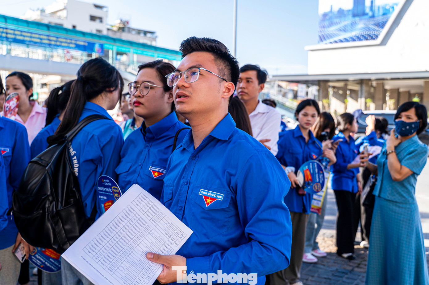 Ngay lập tức lực lượng thanh niên tình nguyện cùng với phụ huynh tìm cách liên lạc với cô giáo chủ nhiệm và cha mẹ của thí sinh để cập nhập tình hình. "Chúng tôi đã chuẩn bị sẵn lực lượng và sẽ đến tận nhà thí sinh để chở các em đến điểm thi", một cán bộ đoàn viên thuộc Thành đoàn Hạ Long chia sẻ.