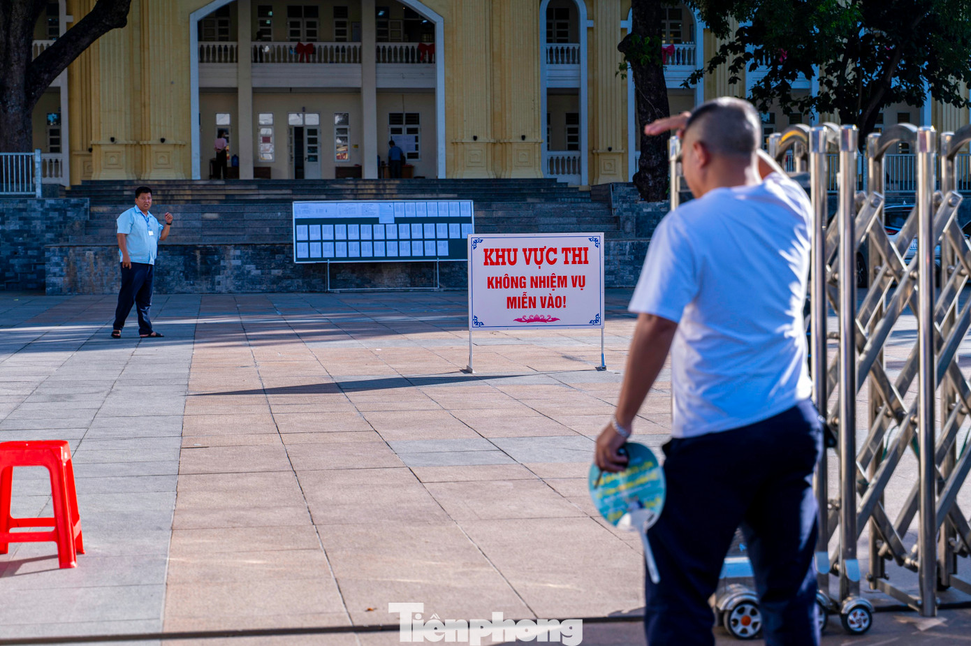 Nhiều bố mẹ trực tiếp đưa con tới tận cổng trường và cho biết cảm thấy lo lắng khi con bước vào phòng thi.