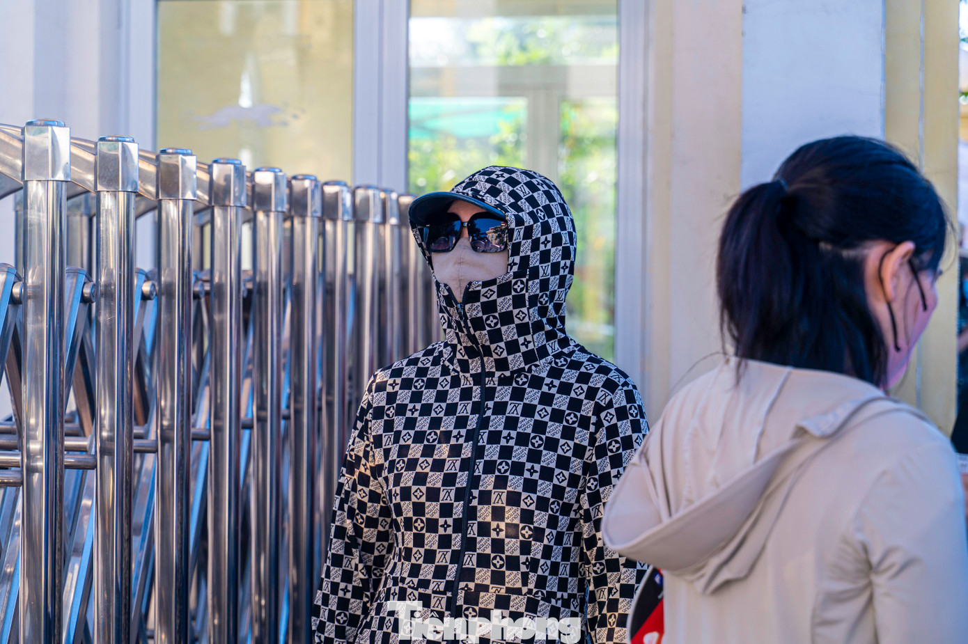 Các phụ huynh chia sẻ, trước kỳ thi, gia đình đều nói chuyện vui vẻ, thoải mái để không tạo ra áp lực cho con cái để đi thi với tâm trạng thoải mái nhất. Nhưng ở vị trí phụ huynh ngồi chờ con thi ngoài cổng trường, nhiều phụ huynh thú nhận. “Đứng đợi con bên ngoài còn hồi hộp hơn con mình thi, nhiều khi động viên nhau nhưng chính phụ huynh lại là người bị áp lực nhất”.