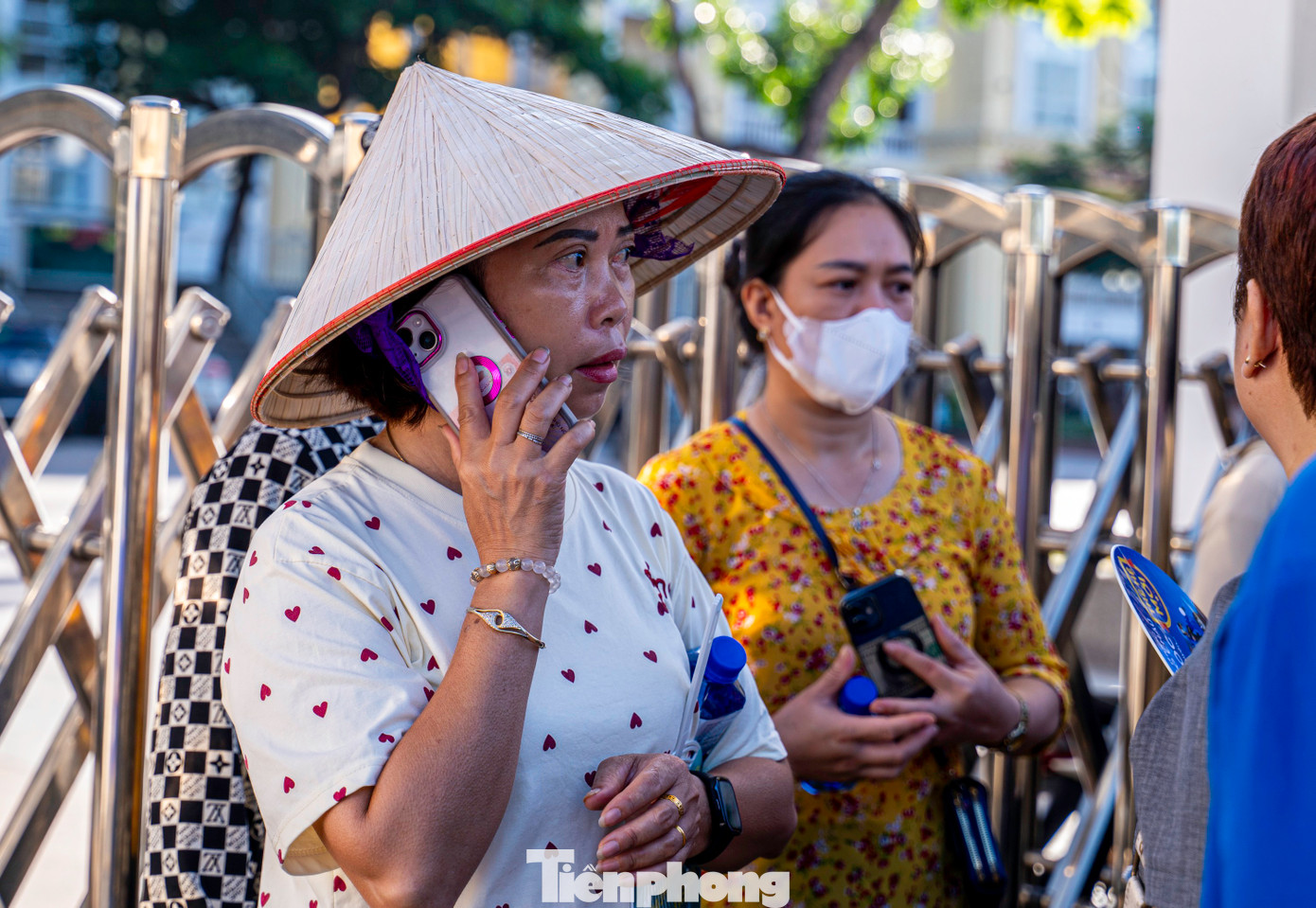 Ngay lập tức lực lượng thanh niên tình nguyện cùng với phụ huynh tìm cách liên lạc với cô giáo chủ nhiệm và cha mẹ của thí sinh để cập nhập tình hình. "Chúng tôi đã chuẩn bị sẵn lực lượng và sẽ đến tận nhà thí sinh để chở các em đến điểm thi", một cán bộ đoàn viên thuộc Thành đoàn Hạ Long chia sẻ.