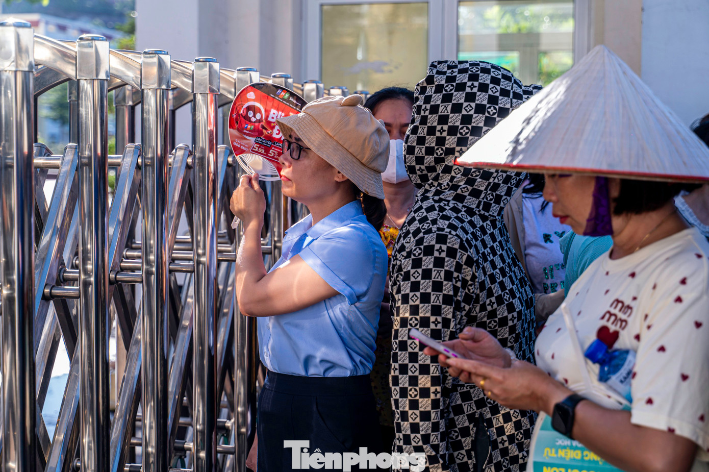 Thời tiết tại nhiều điểm thi của tỉnh Quảng Ninh trong ngày đầu tiên nắng khá gay gắt. Nhiều phụ huynh không chỉ lo con không làm được bài sẽ ảnh hưởng tâm lý mà còn lo các sĩ tử không đủ sức khỏe hoàn thành tốt bài thi.