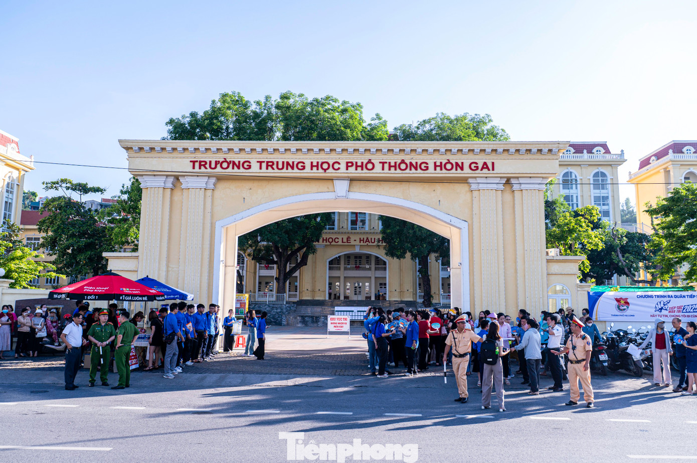 Ghi nhận của Báo Tiền Phong, tại trường THPT Hòn Gai, TP Hạ Long, tỉnh Quảng Ninh, rất đông người nhà các sĩ tử tập trung tại khu vực phía cổng trường.