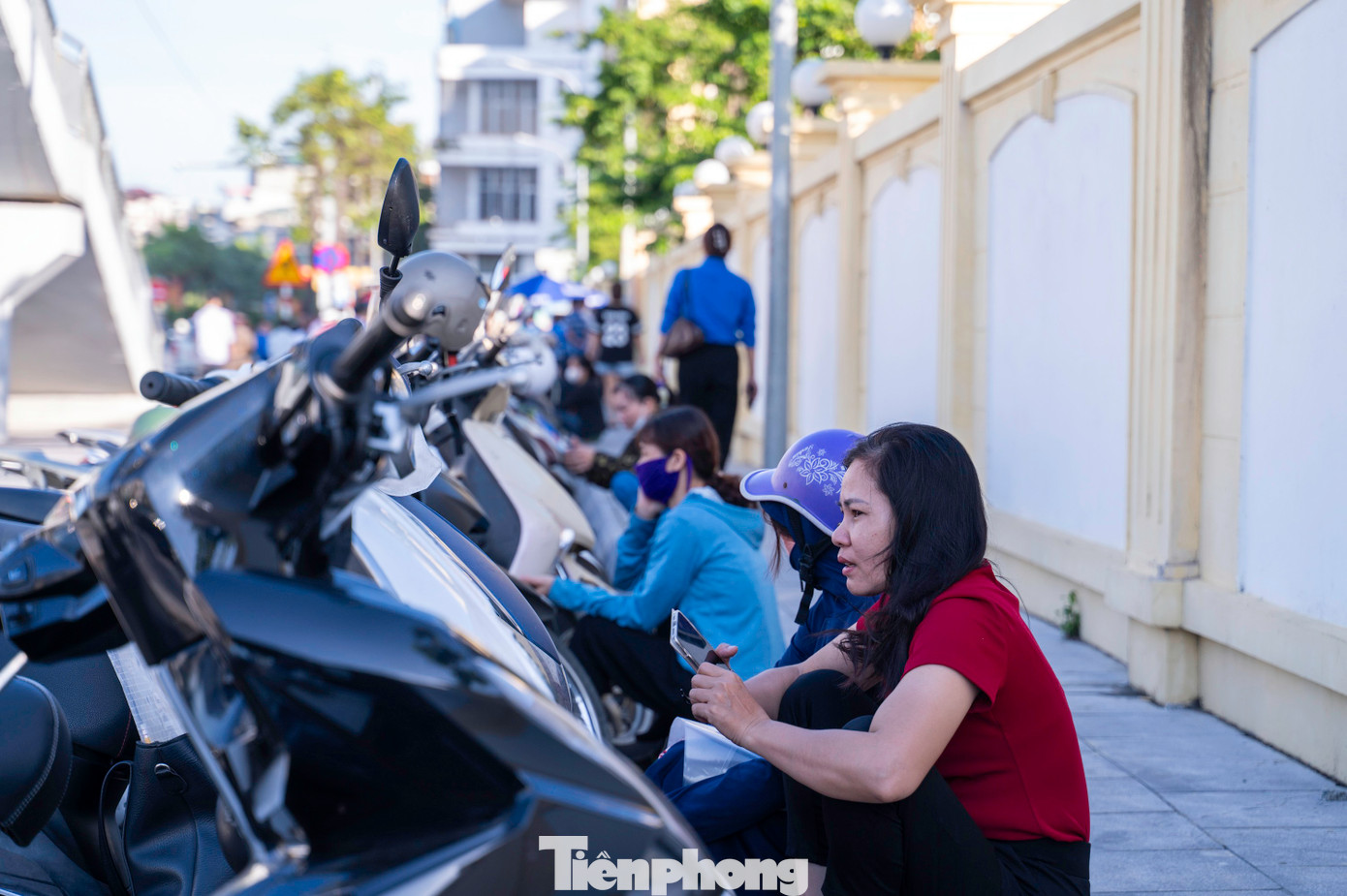 "Sáng nay tôi xin nghỉ để đưa con đi thi, con thi áp lực nhưng những người làm cha mẹ như chúng tôi càng lo lắng hơn. Tôi nán lại đợi con thi xong môn Ngữ văn gần 2 tiếng để đón con. Sợ con thi xong không thấy sẽ tủi thân!", chị Nguyễn Thị Minh, trú TP Hạ Long chia sẻ.