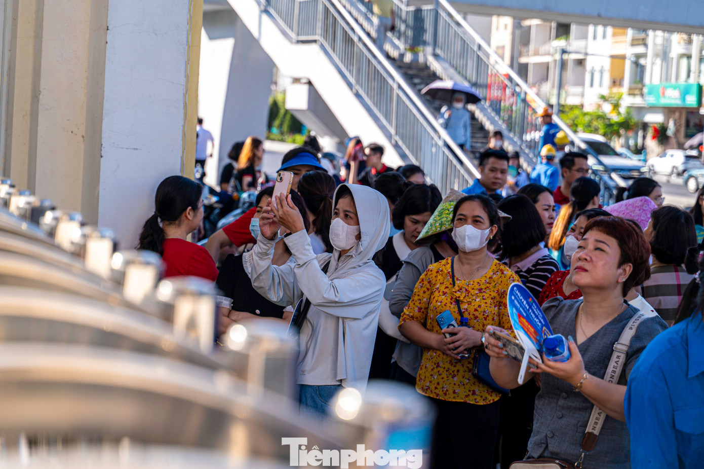 Đến gần 7h, cánh cổng trường đóng lại báo hiệu sắp đến giờ vào thi môn thi Ngữ Văn. Các phụ huynh sĩ tử vẫn tập trung ở khu vực ngoài cổng trường.