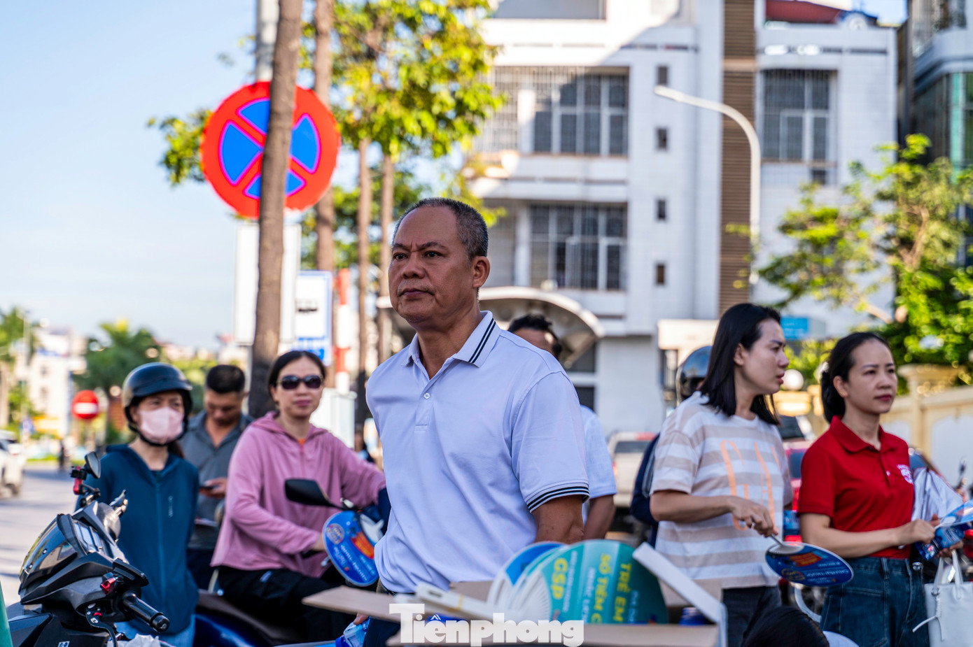 Kỳ thi tốt nghiệp THPT Quốc gia là kỳ thi quan trọng nhất trong suốt 12 năm học. Đó cũng là lý do khiến nhiều bậc làm cha mẹ tạm gác lại công việc để đồng hành, động viên con “vượt vũ môn” trong thử thách cuối cùng này.