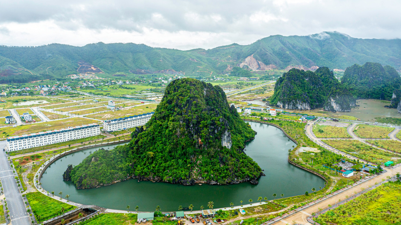 Mới đây nhất, Ban Quản lý Khu kinh tế Quảng Ninh vừa công bố danh mục dự án đấu thầu lựa chọn nhà đầu tư cho khu dịch vụ du lịch phức hợp cao cấp tại Khu kinh tế Vân Đồn, với tổng vốn đầu tư tối thiểu 2 tỷ USD. Dự án có quy mô hơn 244 ha, thuộc đặc khu Vân Đồn, tỉnh Quảng Ninh; trong đó khoảng 182 ha sẽ được quy hoạch cho các hạng mục như casino, khách sạn, biệt thự nghỉ dưỡng, công viên, dịch vụ du lịch và mặt nước. Dự án được cấp thời gian hoạt động tối đa 70 năm và yêu cầu hoàn thành trong vòng 9 năm kể từ ngày triển khai.