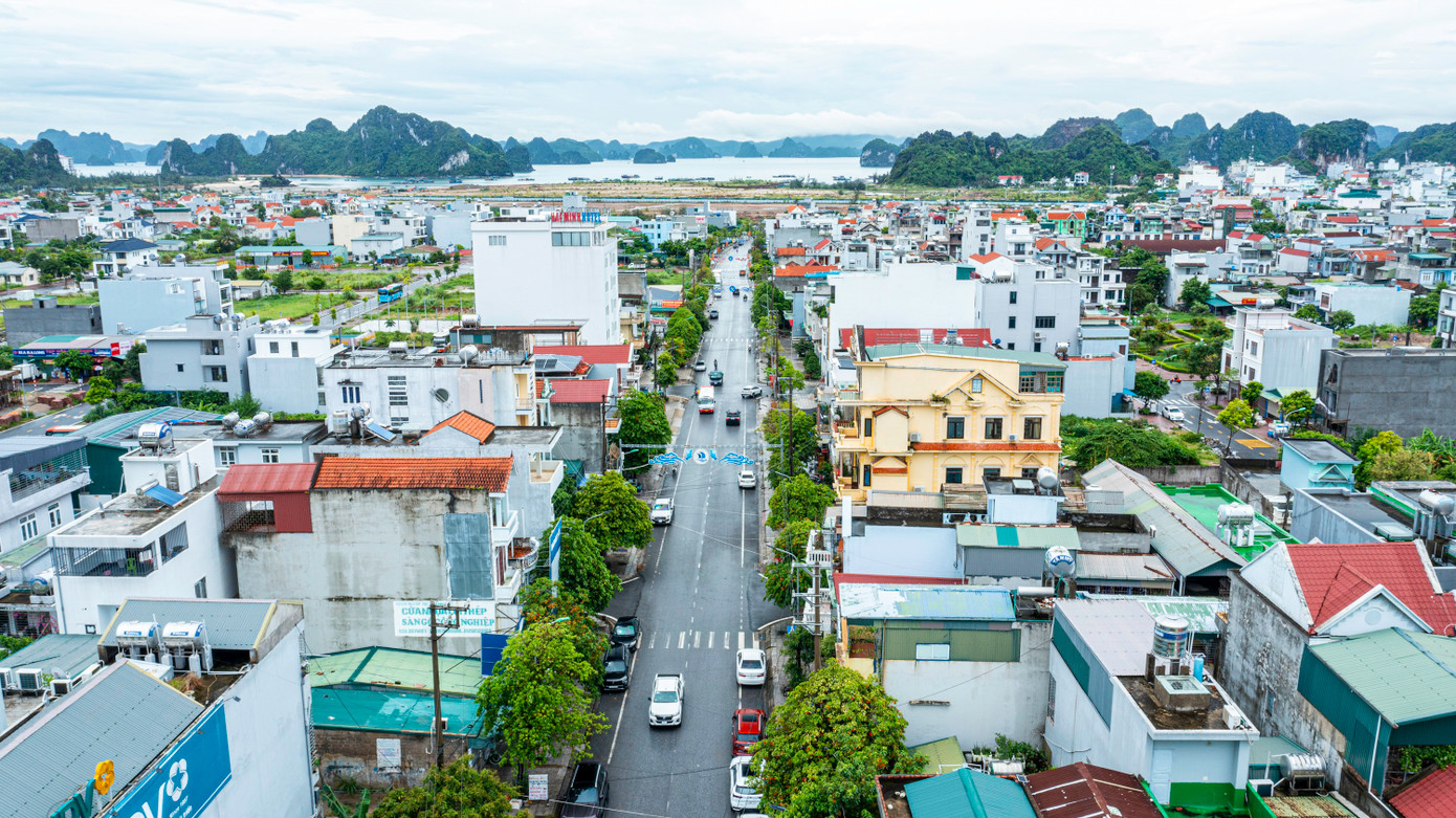 Theo số liệu mới nhất, đặc khu Vân Đồn có quy mô dân số 61.648 người. Theo quy hoạch, dân số Vân Đồn dự kiến sẽ tăng lên trong tương lai. Đến năm 2030, dân số có thể đạt 140.000 - 200.000 người, trong đó dân số thường trú khoảng 90.000 - 140.000 người. Đến năm 2040, dân số có thể tăng lên 300.000 - 500.000 người.