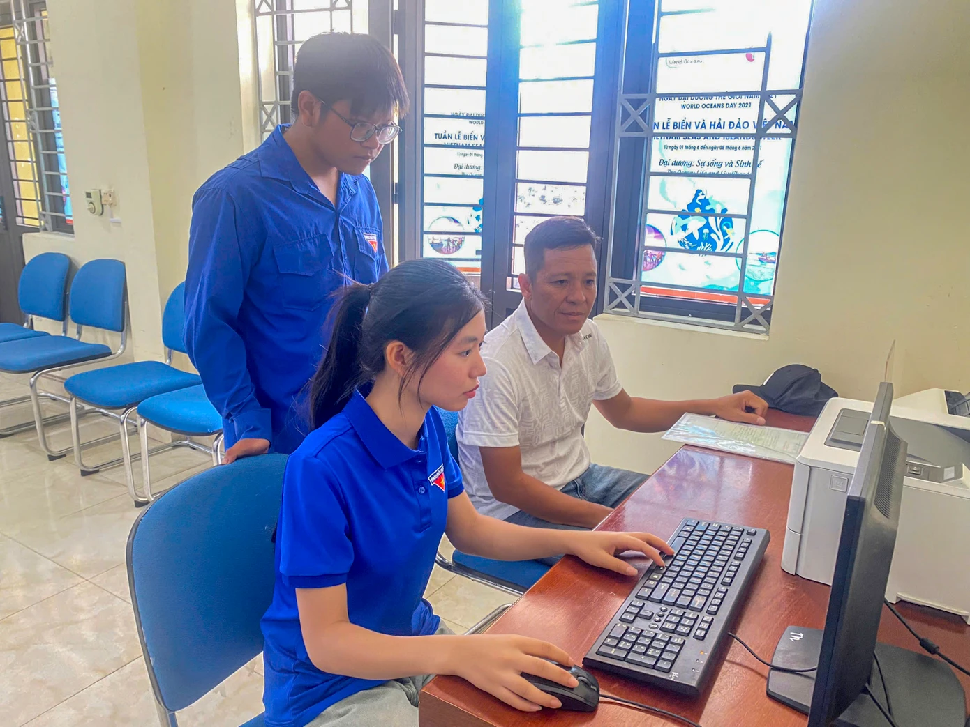 Tại điểm Trung tâm phục vụ Hành chính công Đặc khu Cô Tô - một trong hai đặc khu của Quảng Ninh, lực lượng tình nguyện viên đồng loạt ra quân hướng dẫn người dân thực hiện các thủ tục hành chính liên quan đến tư pháp, đất đai, làm thủ tục cấp đổi căn cước công dân...