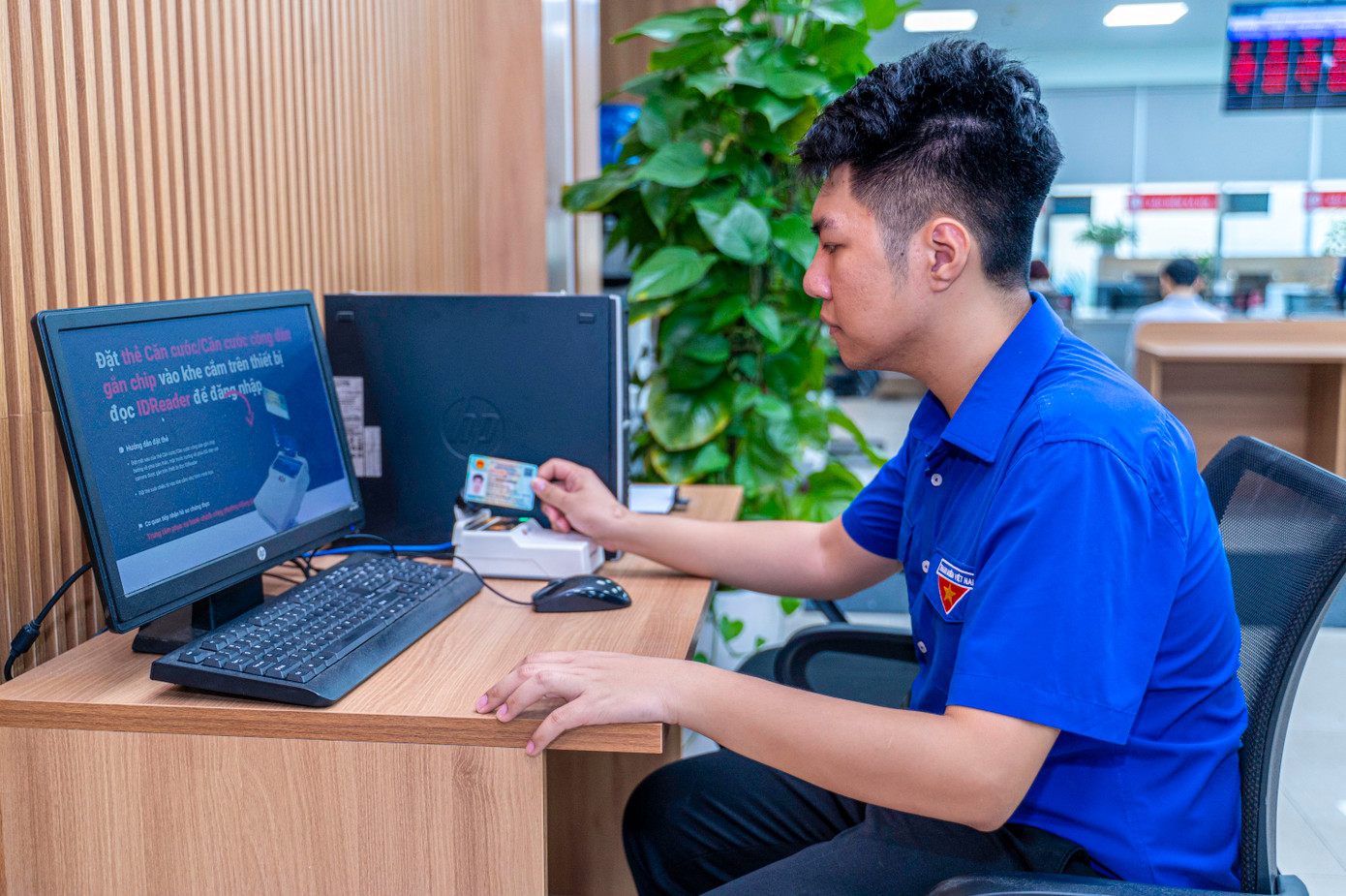 Cùng với đó, các đội tình nguyện hỗ trợ người dân tiếp cận các thủ tục số bao gồm các thao tác như nộp hồ sơ trực tuyến, tra cứu kết quả giải quyết, thanh toán trực tuyến, đăng ký tài khoản công dân điện tử…