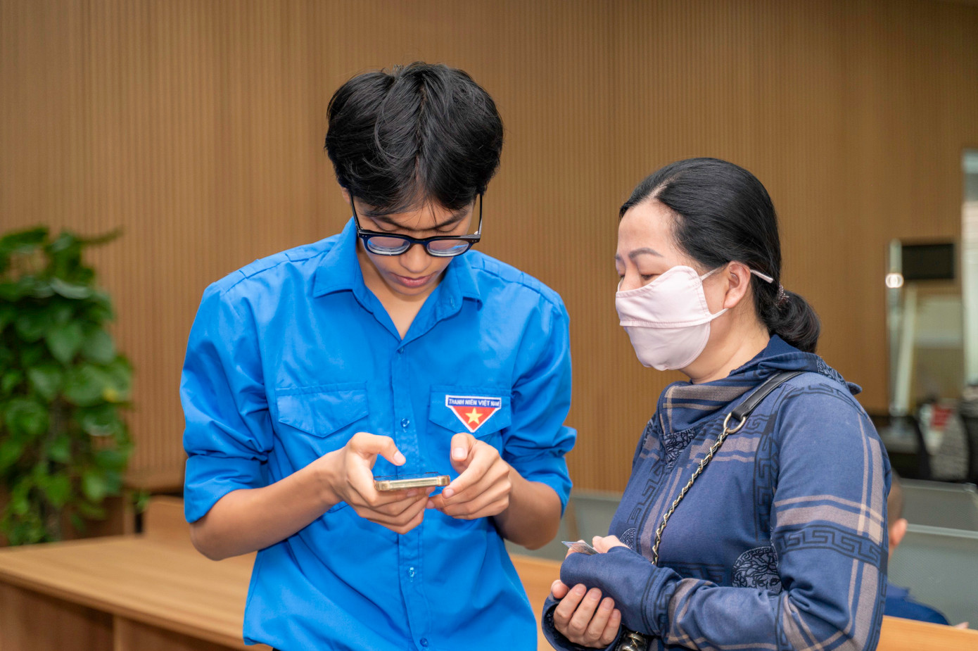 Tình nguyện viên sẽ hướng dẫn người dân điền hồ sơ, nộp qua cổng dịch vụ công, cài đặt và sử dụng ứng dụng VNeID, hỗ trợ tiếp cận các dịch vụ như bảo trợ xã hội, hộ tịch, tư pháp… Với những người không rành công nghệ, lực lượng đoàn viên sẽ hỗ trợ từ đầu đến cuối quy trình.