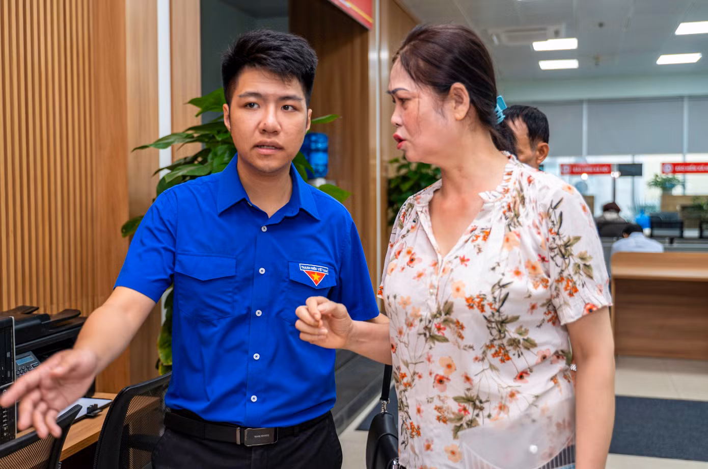 Tình nguyện viên sẽ hướng dẫn người dân điền hồ sơ, nộp qua cổng dịch vụ công, cài đặt và sử dụng ứng dụng VNeID, hỗ trợ tiếp cận các dịch vụ như bảo trợ xã hội, hộ tịch, tư pháp… Với những người không rành công nghệ, lực lượng đoàn viên sẽ hỗ trợ từ đầu đến cuối quy trình.