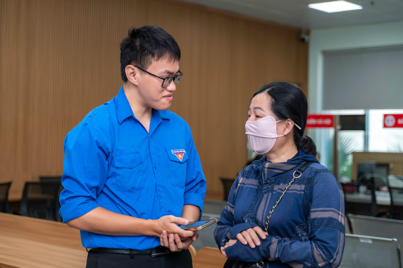 Nhờ sự tham gia kịp thời và nhiệt tình của thanh niên tình nguyện, quá trình xử lý thủ tục của người dân được rút ngắn, hạn chế tình trạng ùn ứ, giúp bộ máy chính quyền mới vận hành ổn định, hiệu quả hơn.