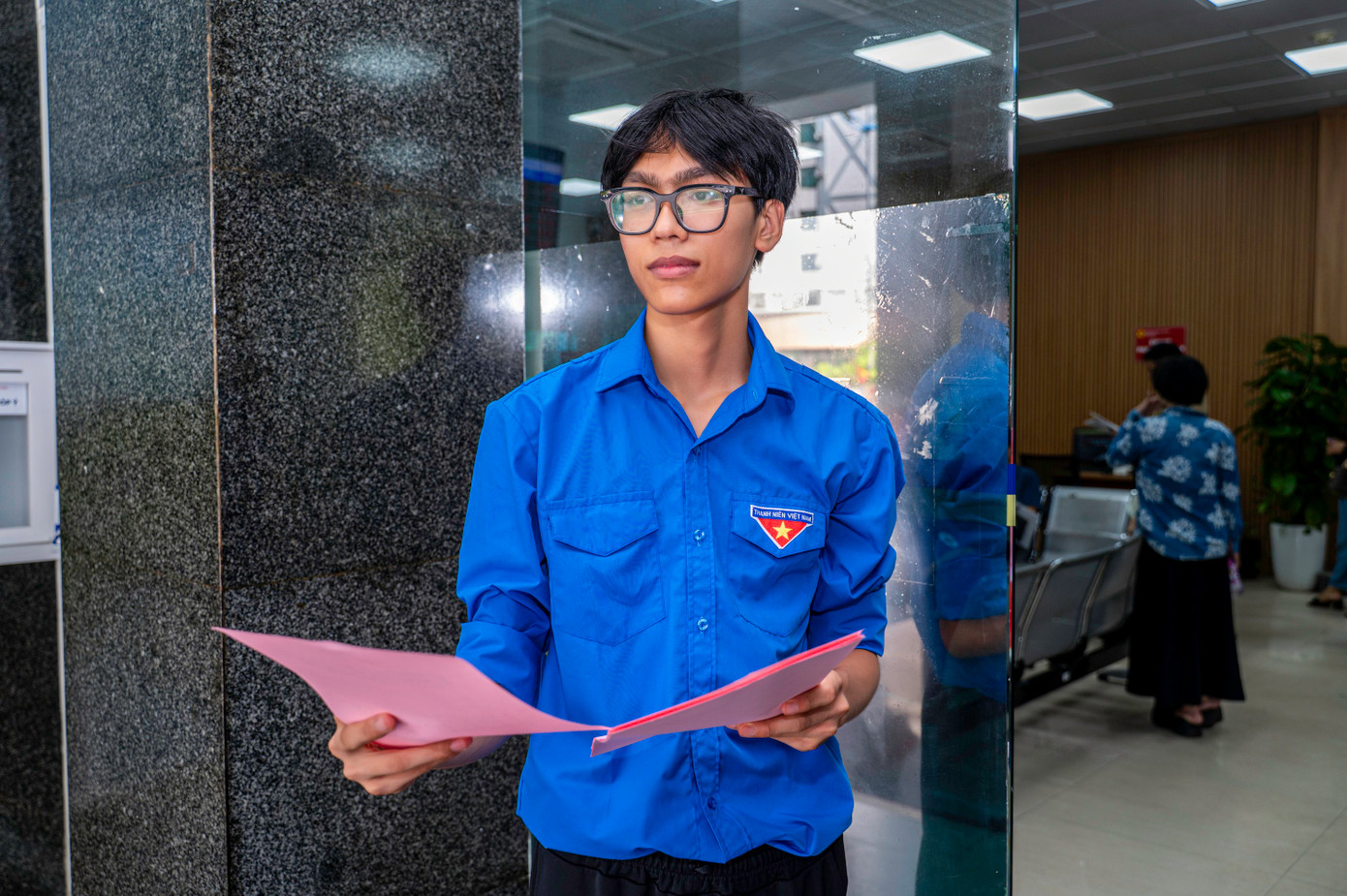 Để hỗ trợ tốt hơn, 54 xã, phường, đặc khu đã thành lập các đội hình thanh niên tình nguyện, luân phiên trực tại trung tâm theo giờ hành chính, phát tờ rơi hỗ trợ người dân làm các thủ tục hành chính.