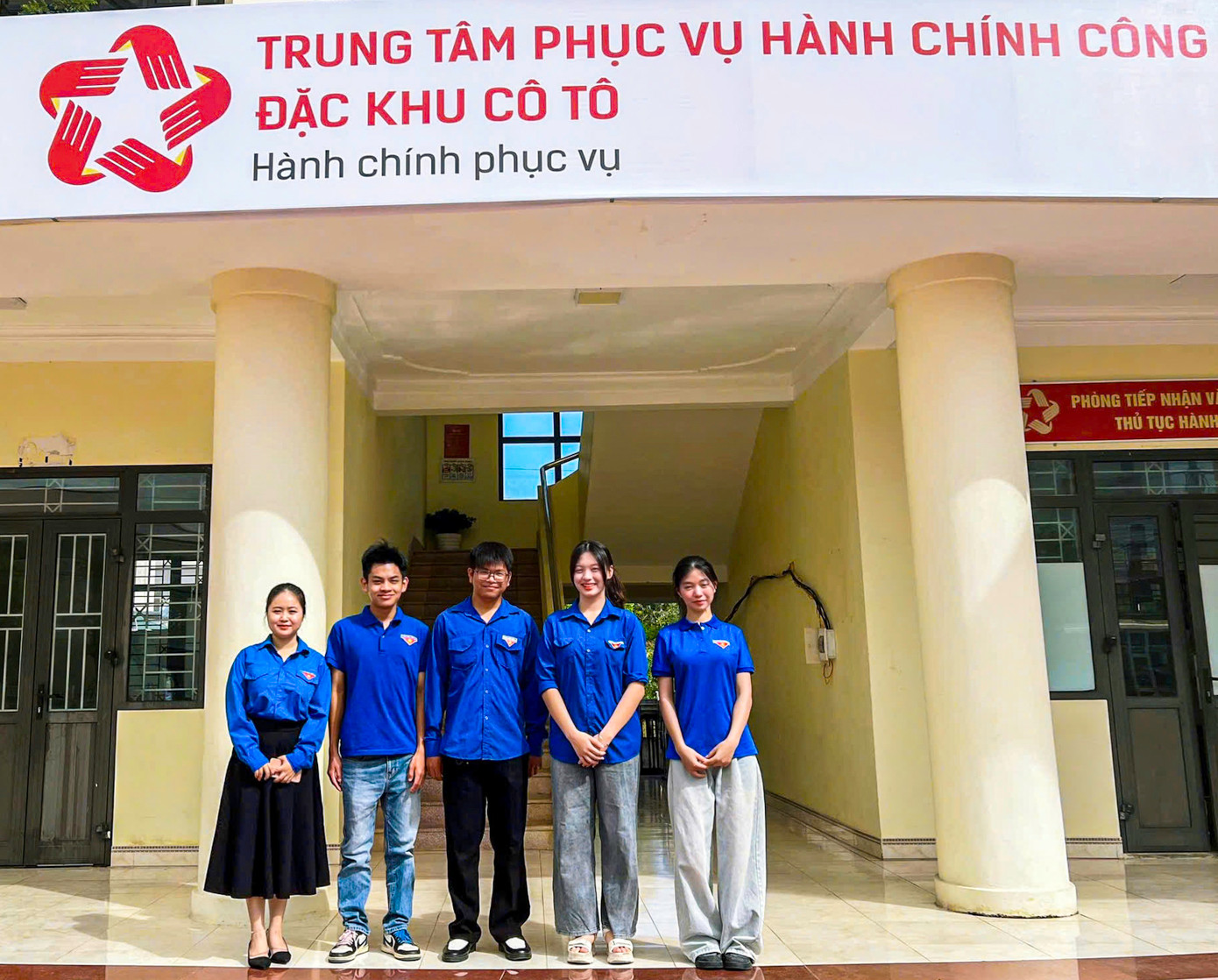 Tại điểm Trung tâm phục vụ Hành chính công Đặc khu Cô Tô - một trong hai đặc khu của Quảng Ninh, lực lượng tình nguyện viên đồng loạt ra quân hướng dẫn người dân thực hiện các thủ tục hành chính liên quan đến tư pháp, đất đai, làm thủ tục cấp đổi căn cước công dân...