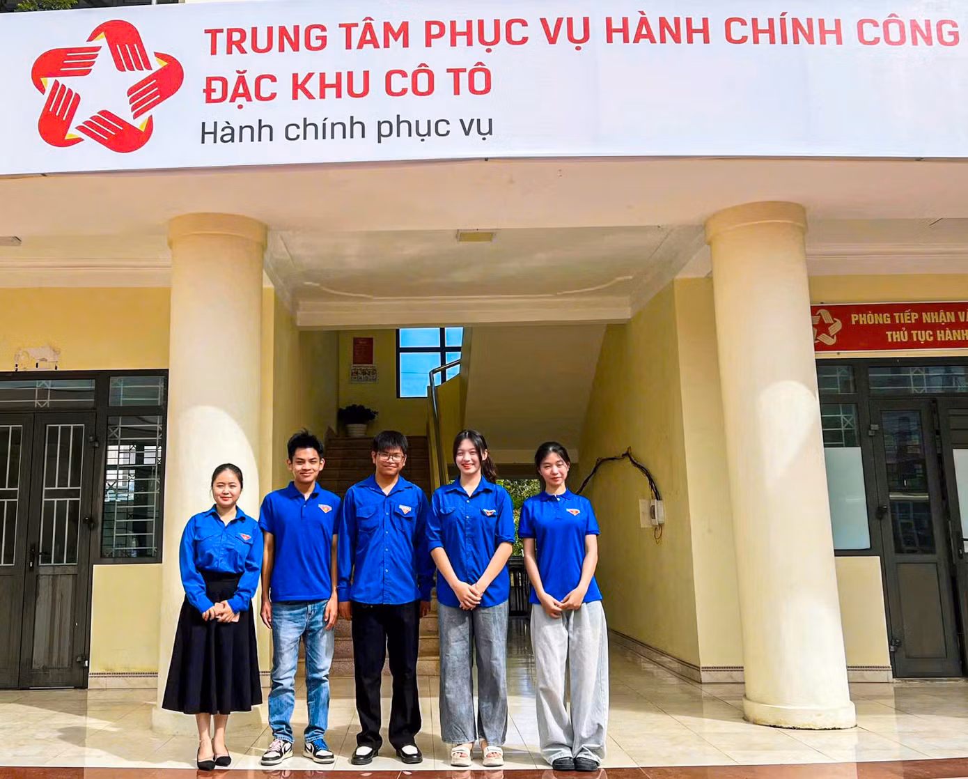 Tại điểm Trung tâm phục vụ Hành chính công Đặc khu Cô Tô - một trong hai đặc khu của Quảng Ninh, lực lượng tình nguyện viên đồng loạt ra quân hướng dẫn người dân thực hiện các thủ tục hành chính liên quan đến tư pháp, đất đai, làm thủ tục cấp đổi căn cước công dân...