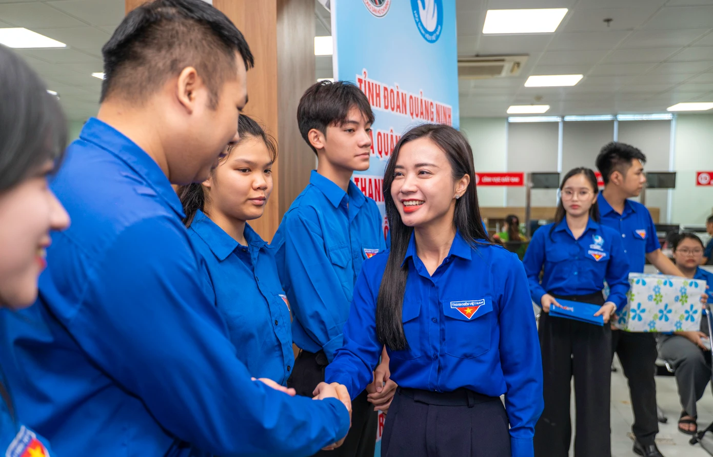 Đến động viên, tặng quà và phát động tại Trung tâm phục vụ Hành chính công phường Hồng Gai, chị Nguyễn Phương Thảo - Phó Bí thư Thường trực Tỉnh Đoàn Quảng Ninh, cho biết đây là thời khắc lịch sử khi tuổi trẻ Quảng Ninh cùng tuổi trẻ cả nước đồng loạt ra quân hỗ trợ vận hành chính quyền hai cấp.