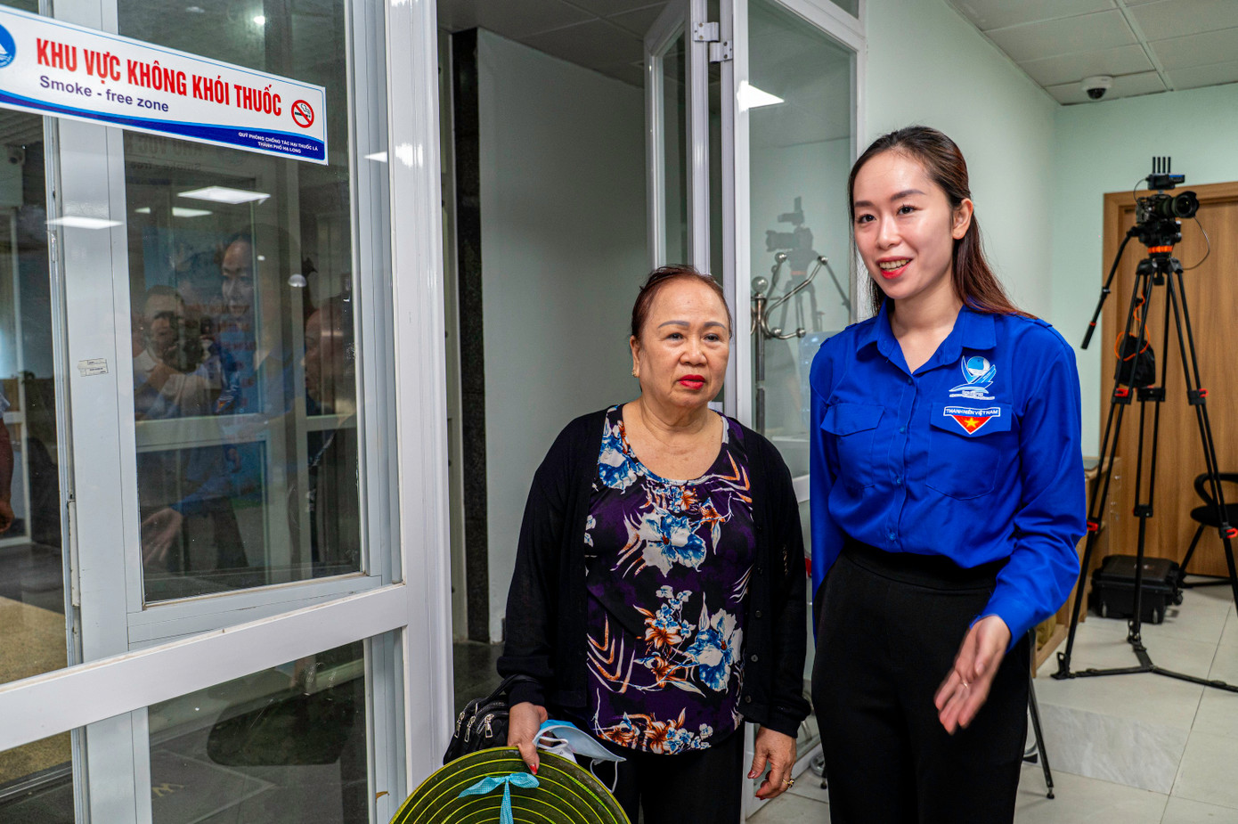 Lực lượng đoàn viên, thanh niên hướng dẫn người dân lấy số và vào các quầy tương ứng để làm thủ tục.