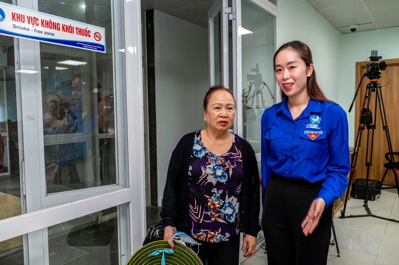 Lực lượng đoàn viên, thanh niên hướng dẫn người dân lấy số và vào các quầy tương ứng để làm thủ tục.