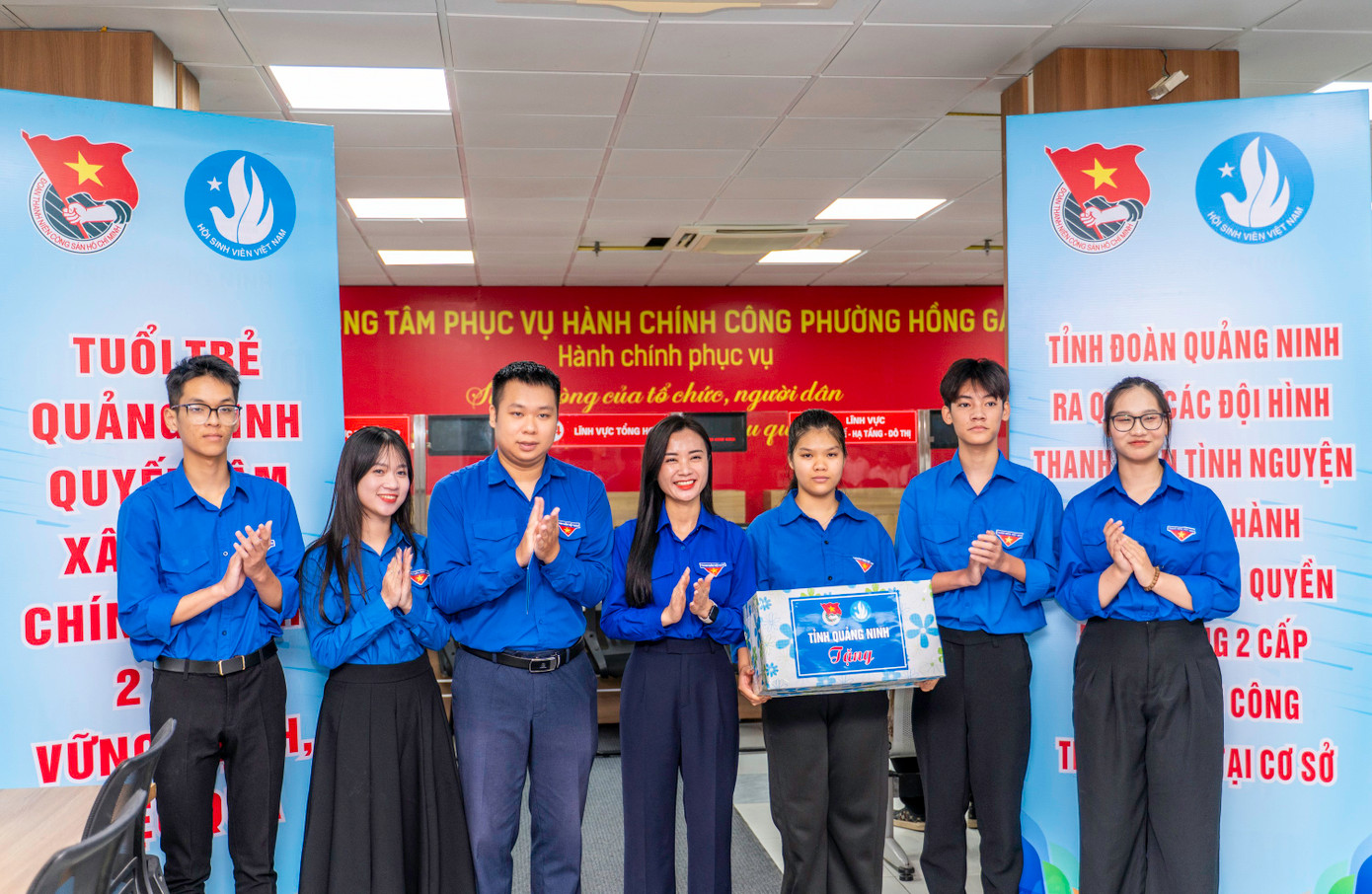 Đến động viên, tặng quà và phát động tại Trung tâm phục vụ Hành chính công phường Hồng Gai, chị Nguyễn Phương Thảo - Phó Bí thư Thường trực Tỉnh Đoàn Quảng Ninh, cho biết đây là thời khắc lịch sử khi tuổi trẻ Quảng Ninh cùng tuổi trẻ cả nước đồng loạt ra quân hỗ trợ vận hành chính quyền hai cấp.