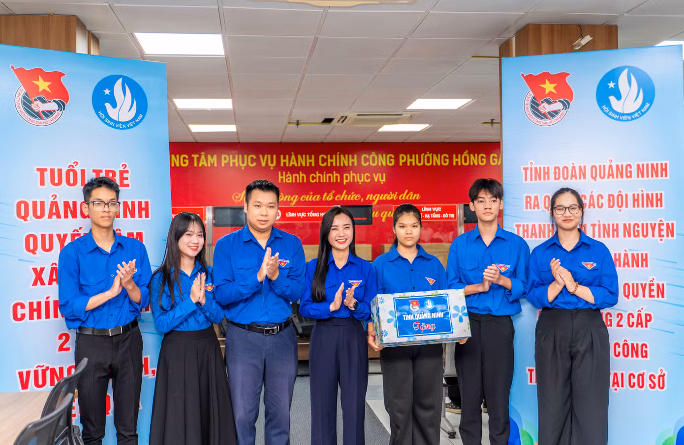 Đến động viên, tặng quà và phát động tại Trung tâm phục vụ Hành chính công phường Hồng Gai, chị Nguyễn Phương Thảo - Phó Bí thư Thường trực Tỉnh Đoàn Quảng Ninh, cho biết đây là thời khắc lịch sử khi tuổi trẻ Quảng Ninh cùng tuổi trẻ cả nước đồng loạt ra quân hỗ trợ vận hành chính quyền hai cấp.