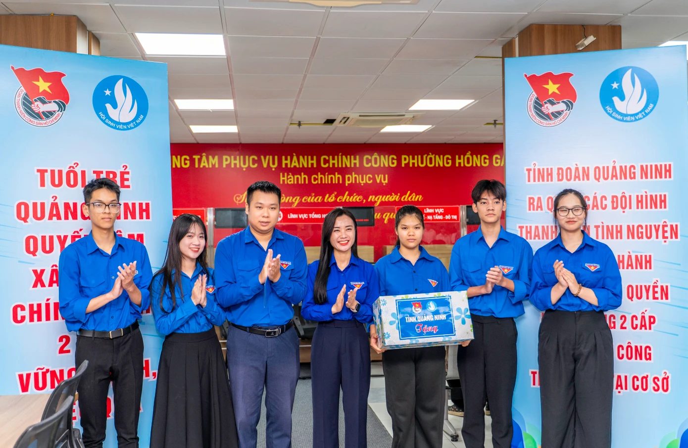 Đến động viên, tặng quà và phát động tại Trung tâm phục vụ Hành chính công phường Hồng Gai, chị Nguyễn Phương Thảo - Phó Bí thư Thường trực Tỉnh Đoàn Quảng Ninh, cho biết đây là thời khắc lịch sử khi tuổi trẻ Quảng Ninh cùng tuổi trẻ cả nước đồng loạt ra quân hỗ trợ vận hành chính quyền hai cấp.