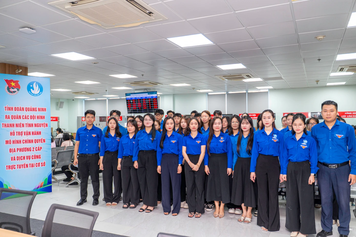 Ghi nhận của PV Báo Tiền Phong tại Trung tâm phục vụ Hành chính công phường Hồng Gai, có rất đông đoàn viên, thanh niên tới đây hỗ trợ vận hành chính quyền hai cấp và hỗ trợ người dân làm thủ tục hành chính.