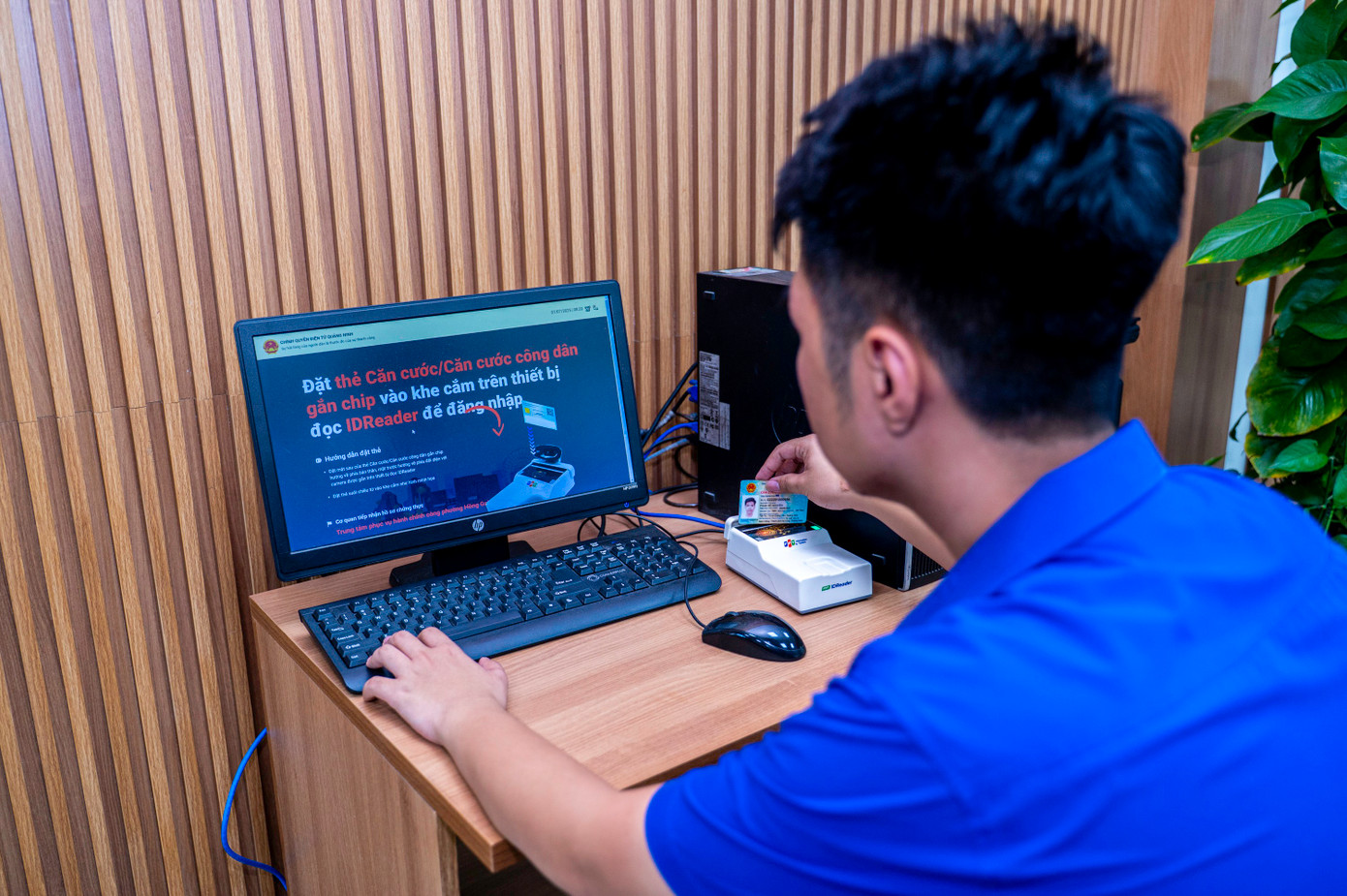 Cùng với đó, các đội tình nguyện hỗ trợ người dân tiếp cận các thủ tục số bao gồm các thao tác như nộp hồ sơ trực tuyến, tra cứu kết quả giải quyết, thanh toán trực tuyến, đăng ký tài khoản công dân điện tử…