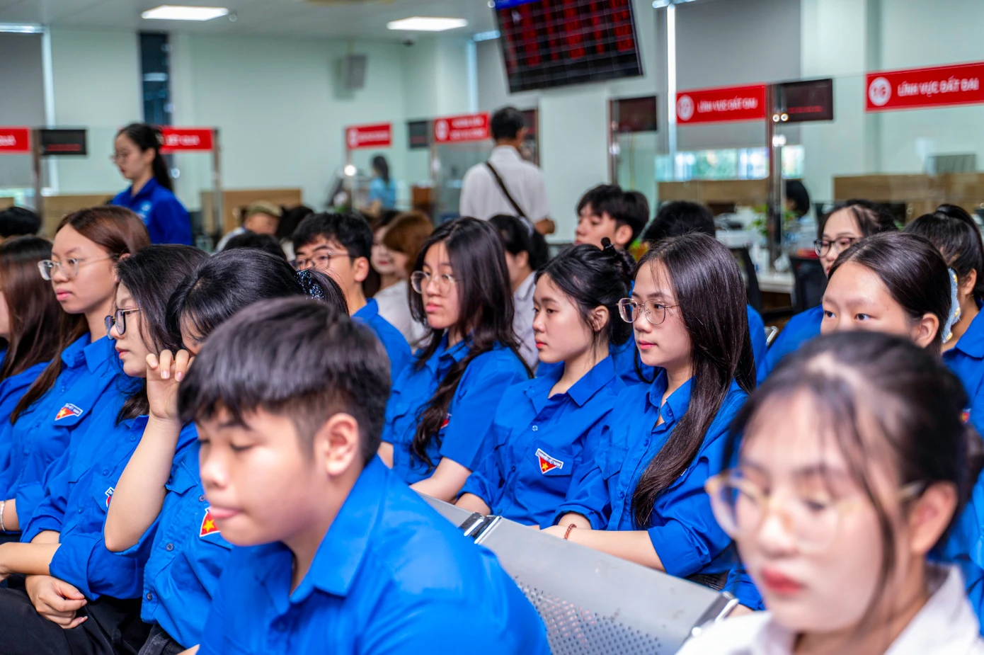 Ghi nhận của PV Báo Tiền Phong tại Trung tâm phục vụ Hành chính công phường Hồng Gai, có rất đông đoàn viên, thanh niên tới đây hỗ trợ vận hành chính quyền hai cấp và hỗ trợ người dân làm thủ tục hành chính.